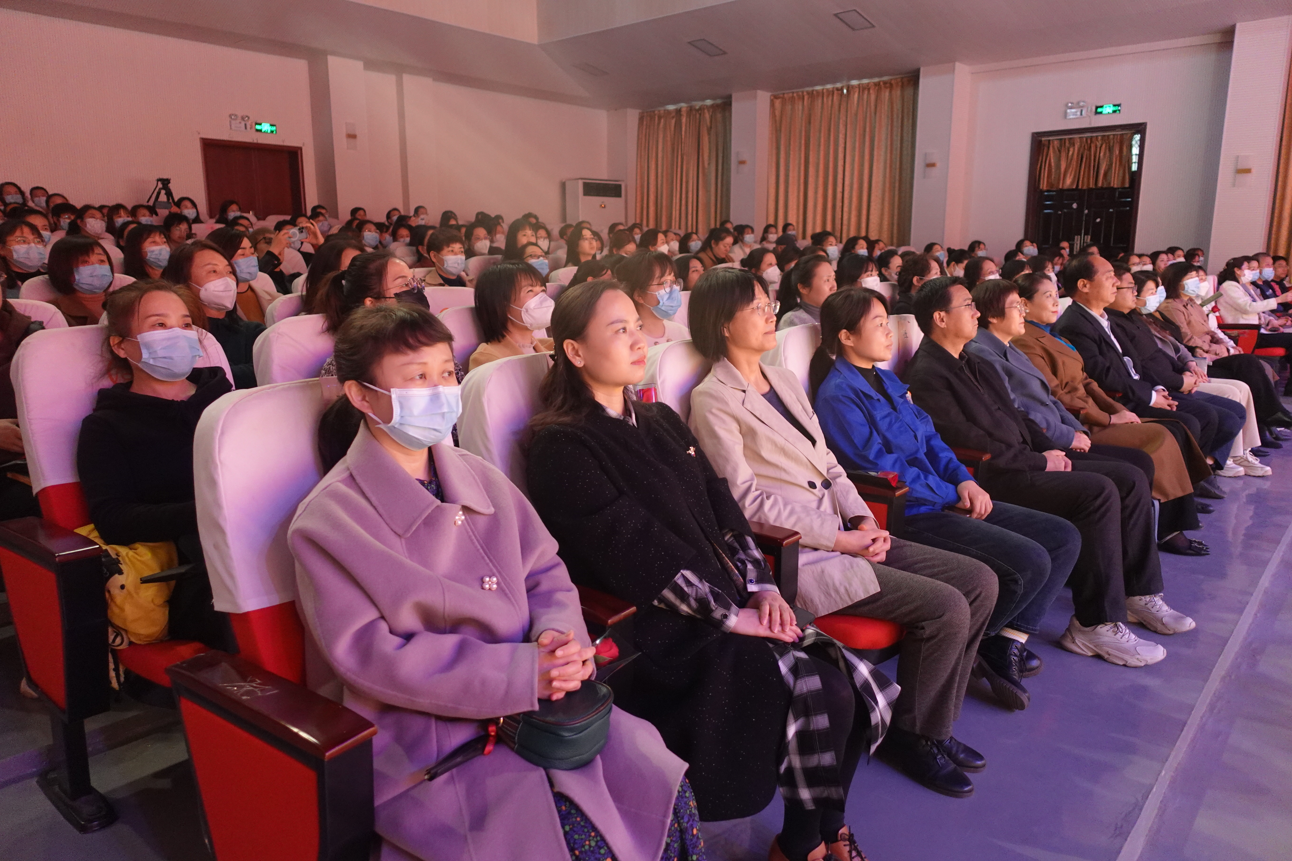 5-“全國五一巾幗標兵”獲得者楊銀花參加寶雞市慶祝三八國際婦女節活動.jpg