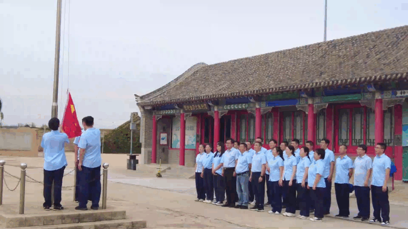 4.為慶祝新中國73周年華誕，盤錦合力舉行了升旗儀式.gif